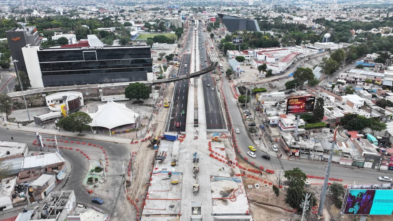 Vista aérea del Distribuidor Vial 5 de Febrero en construcción, Querétaro
